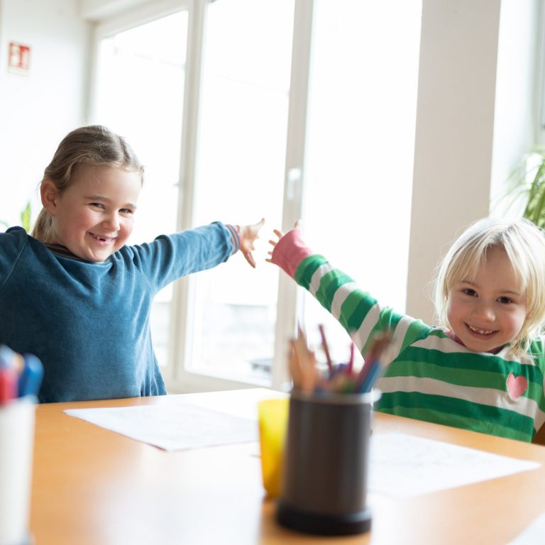 Kinder im Blick Ein kleines Mädchen sitzt auf den Schultern eines Erwachsenen und formt mit den Händen ein Fernrohr.
